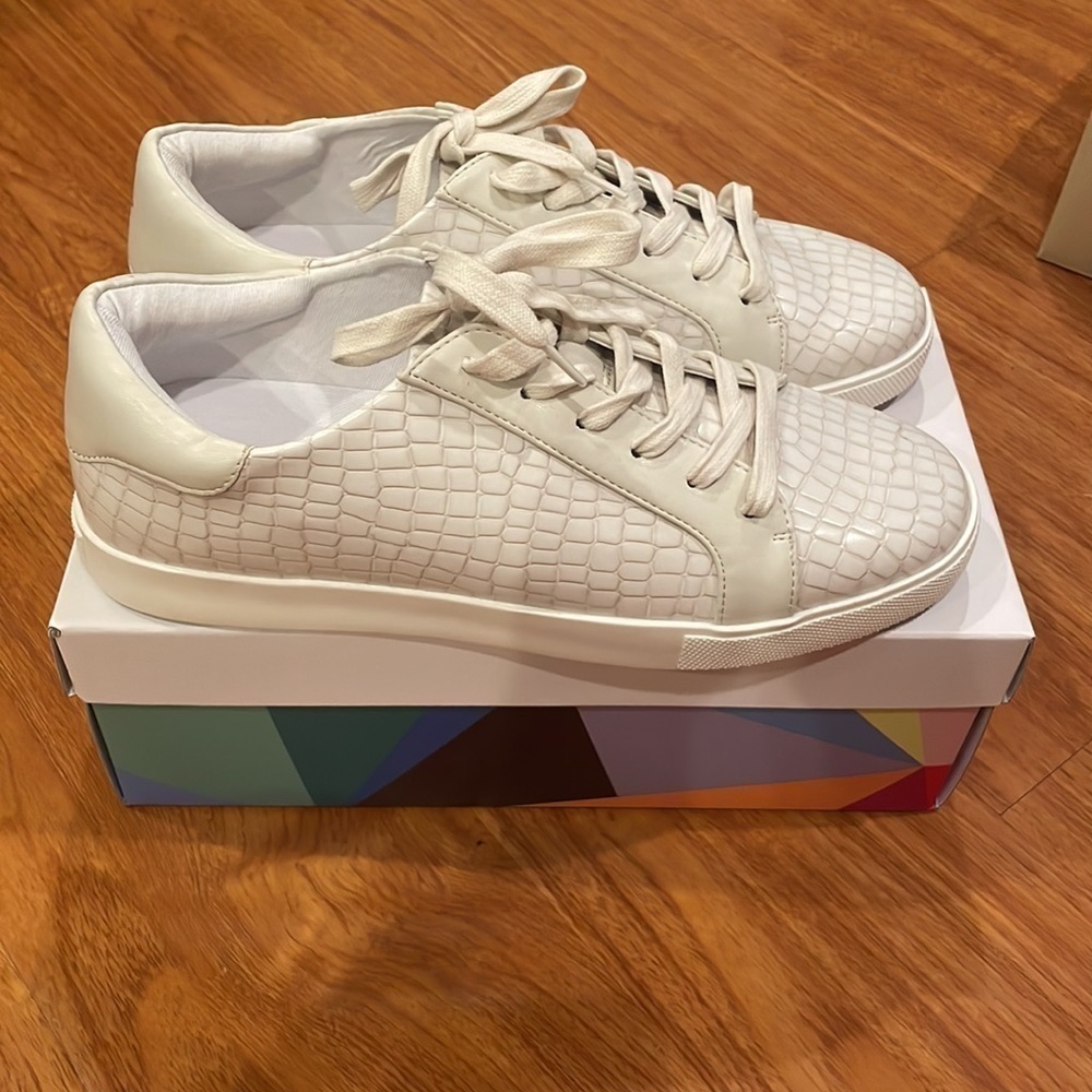 EUC WOMENS KATY PERRY WHITE SHOES size 8M / 38​​​​​​​​